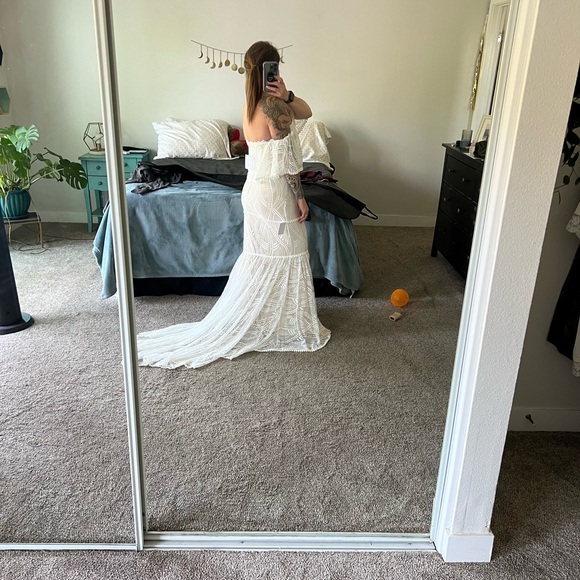 BRAND NEW WITH TAGS Off the shoulder Wedding Gown - Picture 5 of 12